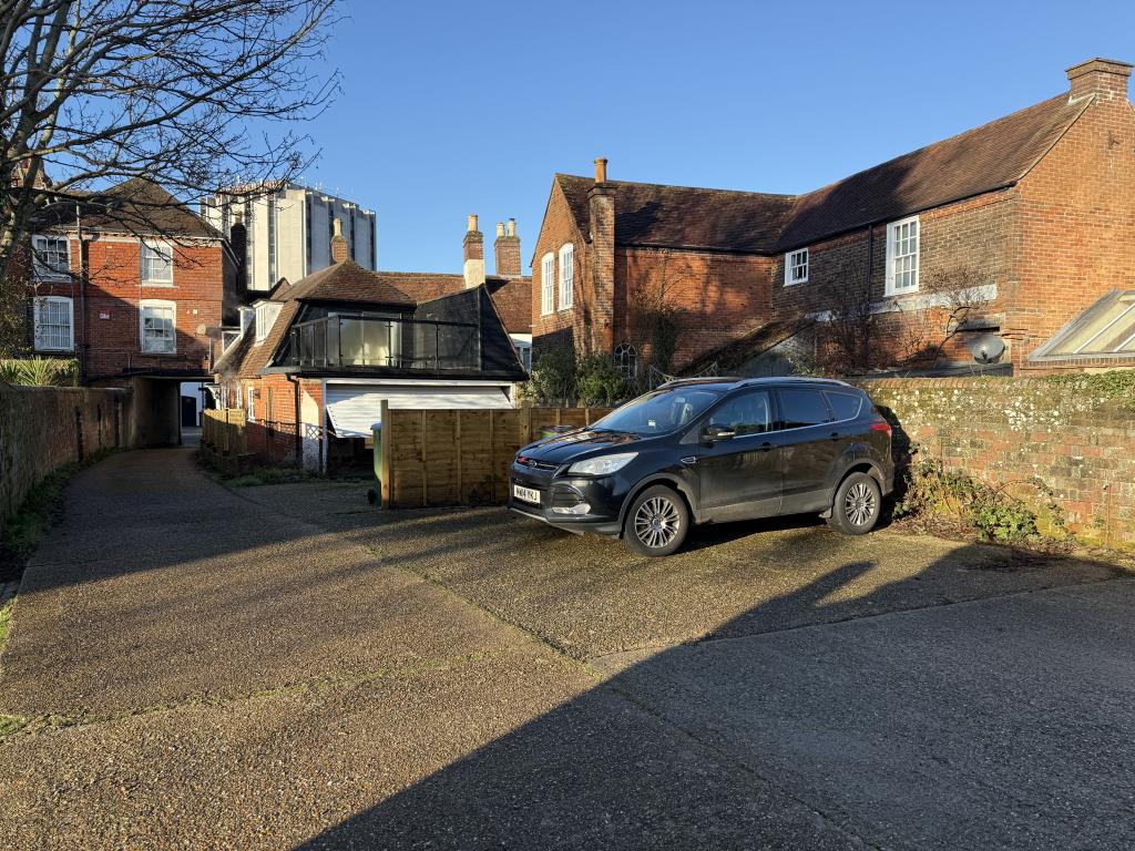 Lot: 88 - FREEHOLD COMMERCIAL PROPERTY ON HIGH STREET - Parking area at rear of building